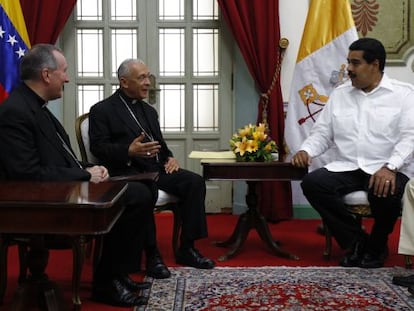 Pietro Parolin, el obispo Diego Padr&oacute;n y Nicol&aacute;s Maduro. 