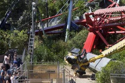 La atracción <i>El Péndulo,</i> en el parque del Tibidabo, tras el accidente mortal.