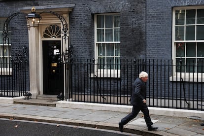 “El testigo acaba de ser entregado, en lo que nadie esperaba que acabara siendo una carrera de relevos. Decidieron cambiar las reglas a mitad de recorrido, pero eso ya no importa ahora”, ha reprochado Johnson a todos los diputados conservadores que concluyeron finalmente, a mediados de julio, que había llegado el momento de pulsar el botón nuclear y provocar la dimisión del primer ministro.