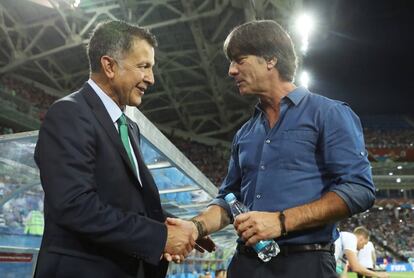 El entrenador de la selección de Alemania, Joachim Low (derecha), saluda al seleccionador de México Juan Carlos Osorio.