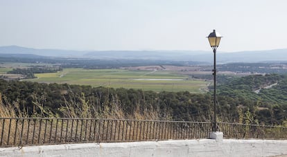 Desde Vejer de la Frontera (Cádiz) se aprecia parte de la zona de la comarca de La Janda con tierras de cultivo, en las proximidades de donde se encontraba la desecada laguna del mismo nombre.