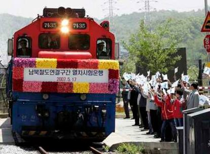 Un grupo de surcoreanos da la bienvenida a uno de los dos trenes que hoy ha cruzado la Línea de Demarcación Militar que separa a las dos Coreas