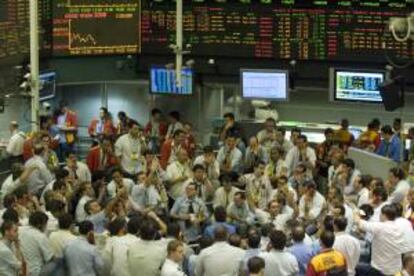 En la imagen, operadores de la Bolsa de Sao Paulo. EFE/Archivo