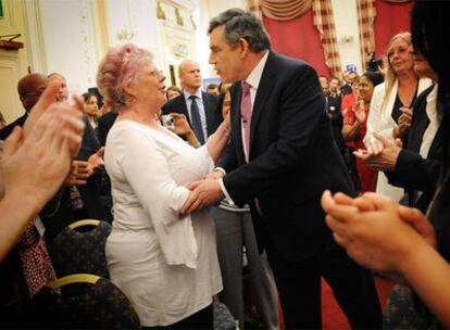 El primer ministro británico, Gordon Brown, saluda a una seguidora ayer en Stratford.