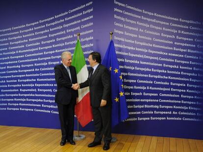 Mario Monti saluda a Jose Manuel Barroso.