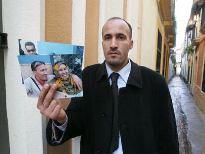 Rachid Ahmed muestra la fotografía de su hermana Fatma, con la que se topó en la cola del Registro Civil de Córdoba.