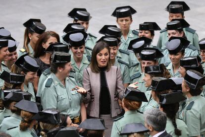 La reina Letizia conversa con guardias civiles durante el acto que conmemora el 30 aniversario del ingreso de la mujer en la Guardia Civil.