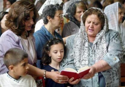 Cristianos ortodoxos iraquíes celebran la Pascua en una iglesia del centro de Bagdad.