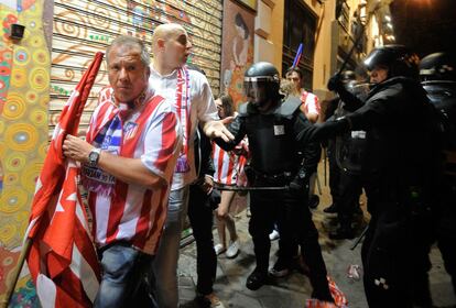 Mienbros policiales han intentado mantener la calma entre los aficionados del Atlético de Madrid.