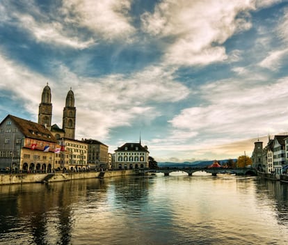 Zurique é a principal cidade da Suíça e motor econômico e financeiro do país. As principais empresas europeias, sobretudo bancos, têm sua sede em Zurique, assim como a Bolsa de Valores suíça.

TOMAR UM CAFÉ. Um expresso no popular Cabaret Voltaire, centro de encontros culturais da cidade, custa pouco mais de 15 reais, enquanto um café com leite vale quase 17 reais.