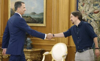 El Rey saluda al secretario general de Podemos, Pablo Iglesias, el 28 de julio de 2016.