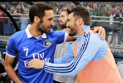 Raúl y David Villa se saludan antes del partido