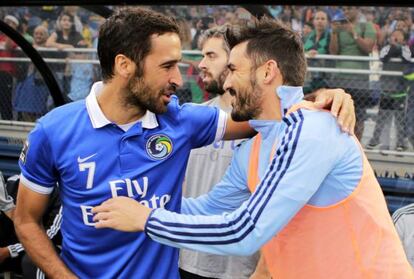 Ra&uacute;l y David Villa se saludan antes del partido