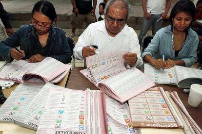 Funcionarios de casilla cuentan los votos emitidos en Oaxaca para elegir un nuevo gobernador.