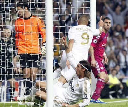 Benzema, junto a Ramos, marca el primer gol del Real Madrid.