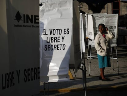 Ciudadanos mexicanos votan durante las primeras horas de la jornada electoral en la comunidad de San Ildefonso, Hidalgo el día 01 de julio de 2018.  México elige a su nuevo presidente en una jornada histórica donde las encuestas le pronostican un triunfo a la izquierda.