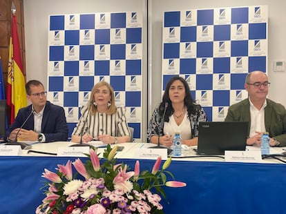 De izquierda a derecha, Víctor Rodríguez, de FEDECA; y Rosa de la Peña, Pilar Ortega e Ildefonso Cobo, de Cosital.