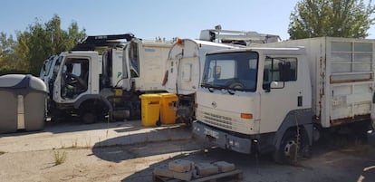Furgonetas y camiones de recogida de basura en dependencias del Ayuntamiento de Parla.