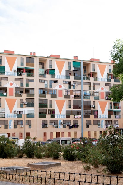 El Ruedo, en Madrid, proyectado por Sáenz de Oiza e inaugurado en 1986. Fue el último edificio promovido por el Instituto de la Vivienda de Madrid.