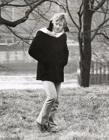 Robert Redford contra el frío, dibujando una de sus siluetas más imitadas: chaquetón marinero, pantalón de campana y bufanda durante el rodaje de 'Los tres días del cóndor' en 1975. 