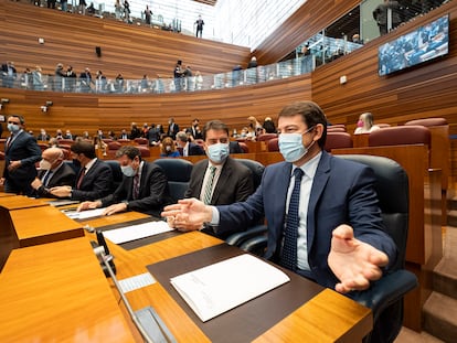 El candidato del PP a la Presidencia de la Junta de Castilla y León y presidente del partido en la región, Alfonso Fernández Mañueco, en el debate de investidura, en las Cortes de Castilla y León, este lunes en Valladolid.