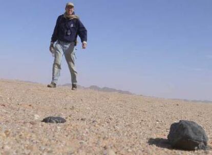 Peter Jenninskens con dos de los fragmentos encontrados en el desierto de Sudán