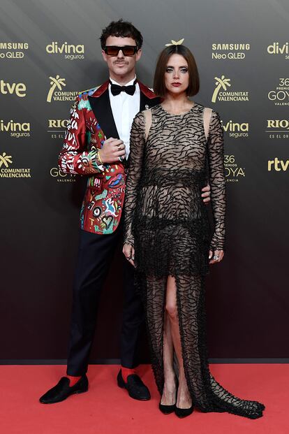 La pareja posando sobre la alfombra roja.