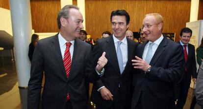 Alberto Fabra, el ministro de Industria, José Manuel Soria, y el presidente de la OAMI.