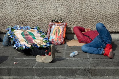 Dos personas descansan afuera de la Basílica.