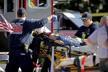 El personal médico atiende a una de las víctima del tiroteo en Marjory Stoneman Douglas High School en Parkland.