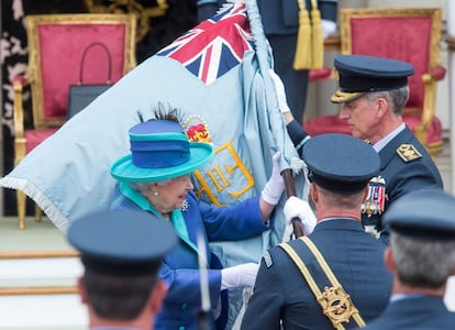 La reina Isabel II presenta durante la ceremonia de celebración del centenario de la Royal Air Force el nuevo color real para la RAF.