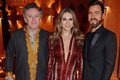 Alejandro Agag, Elizabeth Hurley y Justin Theroux en la cena posterior a la carrera de Marruecos.