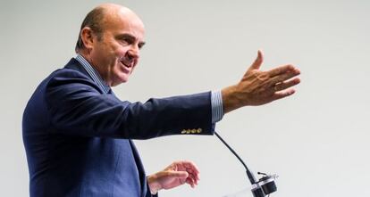 El ministro de Economía, Luis de Guindos, en la rueda de prensa en Luxemburgo