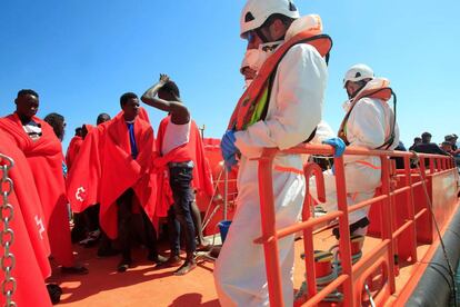 Inmigrantes y efectivos de Salvamento Marítimo, este miércoles, en el Estrecho.