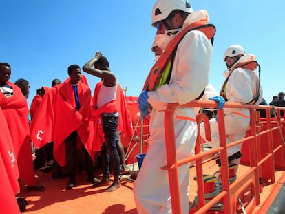 Inmigrantes y efectivos de Salvamento Marítimo, este miércoles, en el Estrecho.