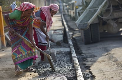Mujeres trabajan asfaltando una calle de Gauhati (India), el 7 de marzo.