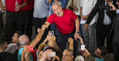 El ex presidente brasileño Luiz Inácio Lula da Silva saluda a los simpatizantes en el Sindicato de los Metalúrgicos del ABC.