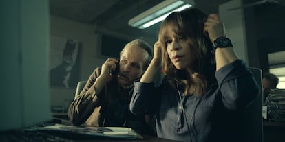 Zeljko Ivanek y Rosie Perez, en el tercer capítulo de la serie.