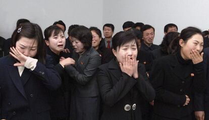 Varios norcoreanos visitan un lugar de duelo para mostrar sus sentimientos por el fallecimiento del líder de Corea del Norte, Kim Jong-il, en Pyongyang, en una imagen distribuida por la agencia oficial norcoreana.