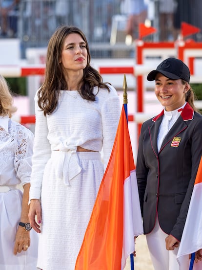 'Crop'. Las competiciones de salto de Montecarlo son uno de esos eventos que Carlota, amazona de competición, procura atender siempre. Aquí la vemos en julio de 2021, con un conjunto de falda y cuerpo blancos que podrían parecer del todo clásicos si no fuera por ese pequeño escote en la cintura.