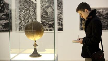 El globo terráqueo que fue propiedad del escritor francés Julio Verne es parte de la exposición en La casa del Lector de Matadero Madrid