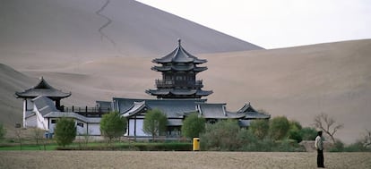 Pagoda del Lago de la Media Luna, en el Gobi (China).