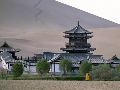 Pagoda del Lago de la Media Luna, en el Gobi (China).
