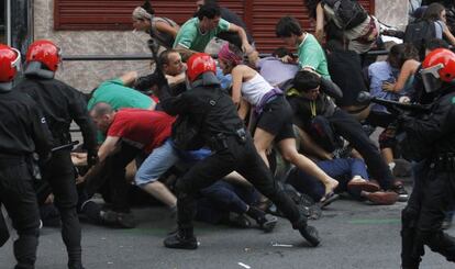 La Ertzaintza carga contra varias personas durante los incidentes acaecidos en septiembre, tras el desalojo del gaztetxe Kukutza.