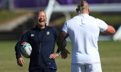 Eddie Jones ríe ante Joe Marler.