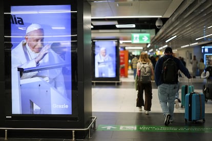 Una imagen del papa Francisco se muestra en una pantalla, tras la muerte del pontífice, en el aeropuerto internacional Leonardo da Vinci de Fiumicino, cerca de Roma, Italia, el lunes.