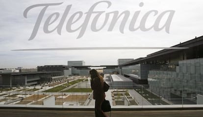 Una persona camina en uno de los edificios de la sede de Telefónica.
