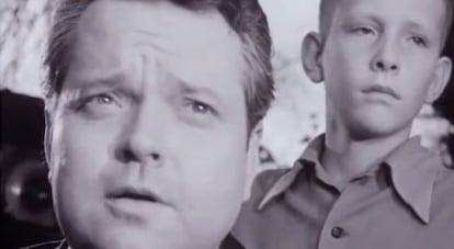 Orson Wells y el ni&ntilde;o Chris Wertenbaker, en un fotograma del documental de 1955.