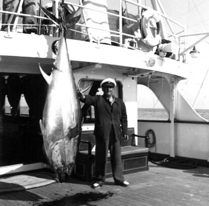 Imagen del general Franco en una de sus actividades más conocidas: la pesca del atún a bordo del <i>Azor</i>.