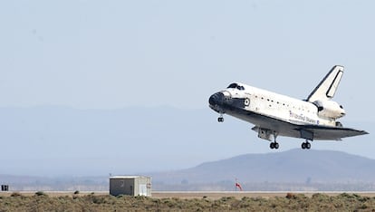 El transbordador, con siete tripulantes a bordo, aterriza en la base Edwards, California, tras reparar el telescopio Hubble.